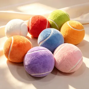 Giocattoli colorati con palline da tennis in peluche, morbidi cuscini sportivi e simpatiche bambole.