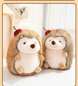 Vista dettaglio peluche riccio carino, morbida bambola con decorazione di frutta rossa.