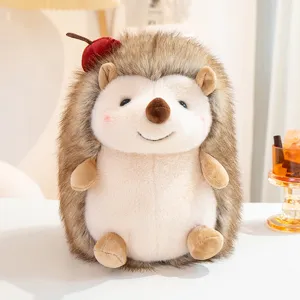 Simpatico peluche riccio bambola di stoffa con decorazione di frutta rossa per bambini regali