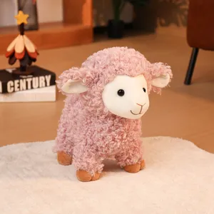 Simpatico giocattolo di peluche agnello rosa, morbida bambola per regali di bambini.