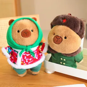 Gedetailleerd overzicht van schattige capibara pluche in winterjas met bontmuts.