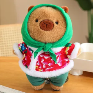 Schattige capybara pluche knuffel met traditionele bloemenjas en groene capuchon, pop.