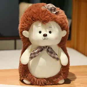 Simpatico peluche riccio con cappello a quadri e papillon morbida bambola per bambini