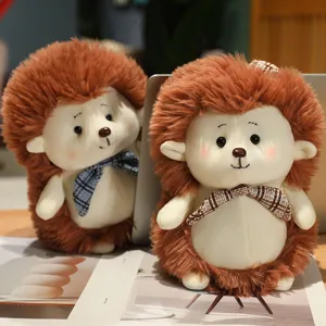 Dettaglio in primo piano di un simpatico riccio peluche con papillon a quadri e morbida pelliccia.