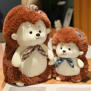 Set di peluche riccio carino con papillon a quadri e cappello, bambole morbide per bambini.