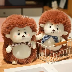 Dettaglio peluche riccio carino, con morbida pelliccia marrone e papillon a quadri elegante.