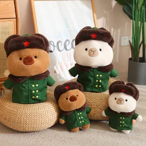 Schattige capybara knuffel met groene militaire jas en warme ushanka muts, zachte pluche pop.