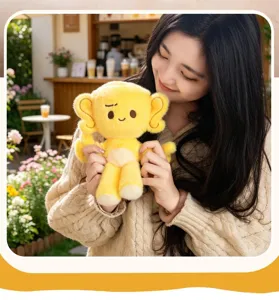 Grazioso peluche trofeo giallo, primo piano dettagliato che mostra tessuto morbido e ricamo.