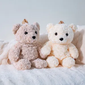 Dettaglio zaino peluche orsetto con morbido tessuto motivo rosa e design accattivante.