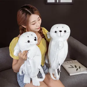Dettaglio del simpatico zaino di peluche a forma di foca bianca in scena da salotto accogliente.