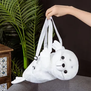 Dettaglio in primo piano del simpatico zaino di peluche foca bianca con tracolla e tessuto.