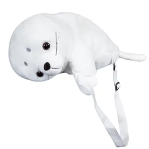 Dettaglio dello zaino in peluche a forma di foca bianca con tessuto morbido e spallacci regolabili.