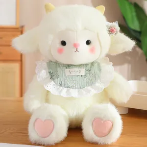 Schattig pluche lam knuffel met bloemen slabbetje, zacht gevuld dier pop cadeau voor kinderen.