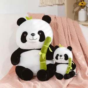 Süßes Panda Plüschtier Set mit Bambus, weiche schwarz weiße Stoffpuppe als schönes Geschenk.