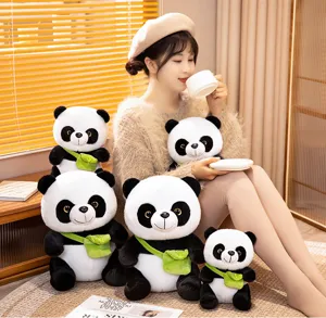 Schattige panda pluche speelgoedset met groene schoudertas detailopname zachte knuffel