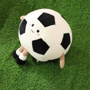 Süßes Cartoon Fußball Plüschkissen Spielzeug mit süßem Gesicht und Beinen für Kinder.
