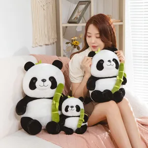Süßer Panda Plüschtier mit Bambus, weiche schwarz-weiße Stoffpuppe, tolles Geschenk für Kinder.