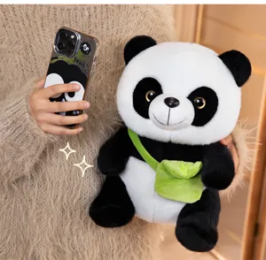 Schattige panda knuffel met groene tas, zacht gevuld dierenkussen, gedetailleerd.