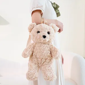 Vista dettagliata dello zaino in peluche orsetto con morbido tessuto in velluto rosa.