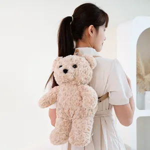 Dettaglio dello zaino con orsetto in peluche di rose, borsa di peluche morbida e carina.