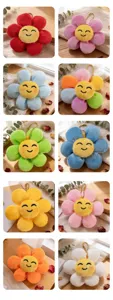 Dettaglio pendente fiore smiley in peluche, portachiavi carino per borse e regali morbidi.