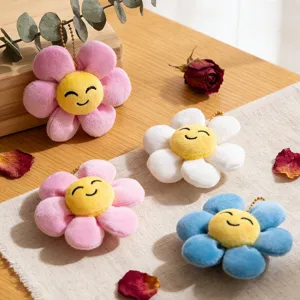 Simpatico portachiavi a forma di fiore in peluche con viso sorridente, ciondolo morbido per borse.