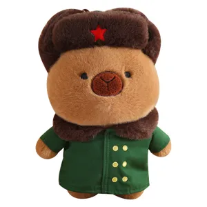 Schattige capybara pluche knuffel met groene militaire jas en bontmuts met een rode ster.