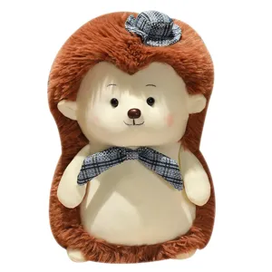 Simatico peluche riccio con cappellino e papillon a quadri, morbida bambola per bambini.