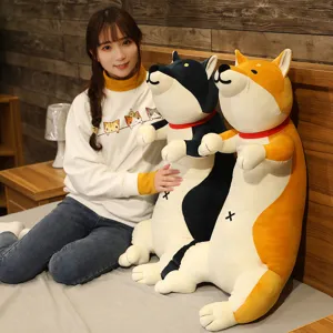 Χαριτωμένο μαξιλάρι λούτρινο Shiba Inu λεπτομέρεια, απαλή κούκλα για ύπνο στο κρεβάτι.