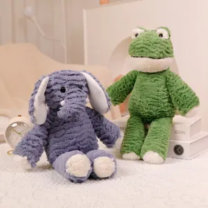 Vista detallada de adorables juguetes de peluche elefante y rana, tela suave, regalo ideal niños.