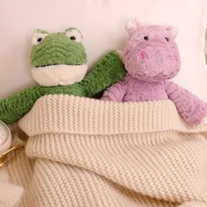 Bonitos peluches rana e hipopótamo, cama manta tejida acogedora diseño para niños.