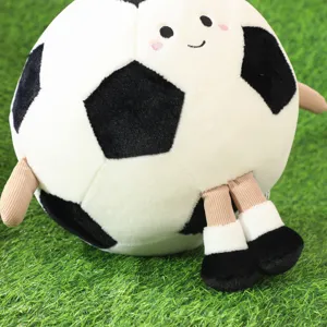 Nahaufnahme eines niedlichen Plüsch-Fußball-Kissens mit Gesicht und kleinen Beinen.