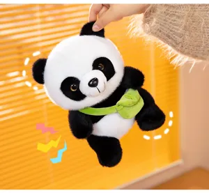 Close-up details van de schattige pluche panda knuffel met groene rugzak en zachte textuur.