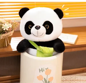 Schattige panda knuffel met groene rugzak, zachte pluche pop voor kindercadeau en decoratie.