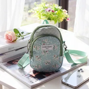 Blumige kleine Umhängetasche mit Reißverschluss, hellblaues Design für den Alltag.