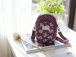 Blumenmuster Umhängetasche für Damen, kleine Handtasche mit mehreren Reißverschlüssen.