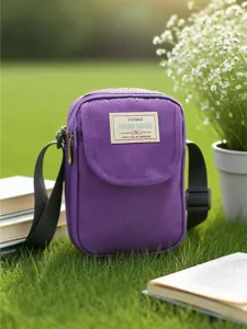 Dettaglio della borsa a tracolla viola in nylon, elegante custodia per telefono cellulare.