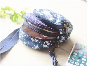 Floral mehrschichtige Umhängetasche, Handytasche im Landhausstil mit Reißverschlussfächern.