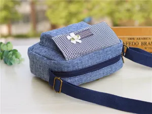 Blaue Leinen Umhängetasche für Damen mit Hahnentritt-Klappe, Blumendekor und Schultergurt.