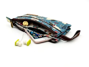 Vue détaillée de la pochette multi-couches montrant la capacité intérieure et les fentes.
