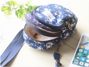 Floral Mehrschicht Umhängetasche, lässige Handytasche aus Stoff mit Reißverschlüssen.
