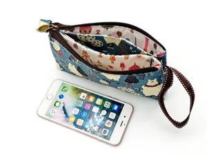 Trousse à crayons en toile multicouche avec joli imprimé d'ours et dragonne pratique.