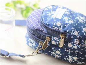 Blumige, gesteppte Umhängetasche Detail, mehrschichtige Reißverschluss-Handytasche