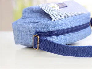 Blaue Canvas Umhängetasche, kleine Handytasche mit verstellbarem Gurt und Blumendekor.