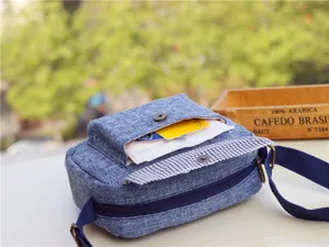 Blaues Leinen Umhängetasche Detailaufnahme mit Vordertasche und verstellbarem Schultergurt.