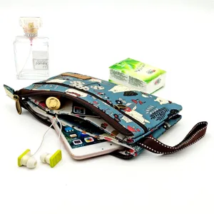 Pochette en toile multicouche avec motif de dessin animé mignon, poche zippée et dragonne.