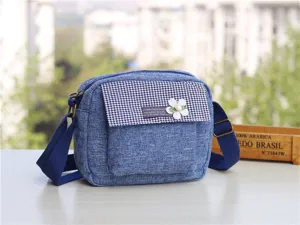Blaues Umhängekreuztasche aus Baumwolle mit Hahnentritt-Klappe und weißem Blumen-Detail für Alltag.