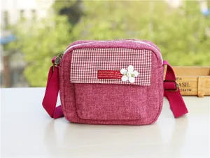 Lässige Umhängetasche aus Stoff mit Hahnentritt-Klappe und süßer Blumenverzierung.