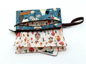 Vue détaillée de la pochette multicouche avec motif d'animal mignon et doublure.