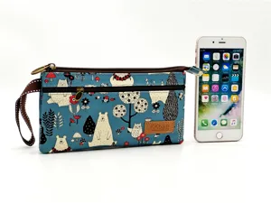 Sac pochette multi-couches en toile bleue avec joli motif d'ours de dessin animé et dragonne.